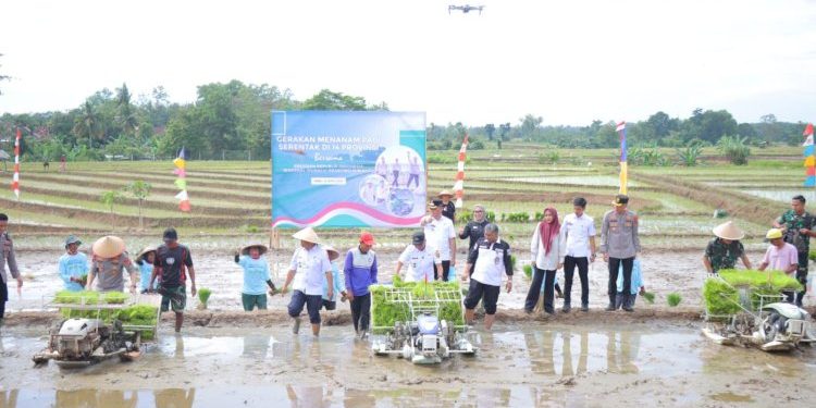 Kapolda Lampung Hadiri Gerak Tanam Padi Serentak Dukung Ketahanan Pangan Nasional