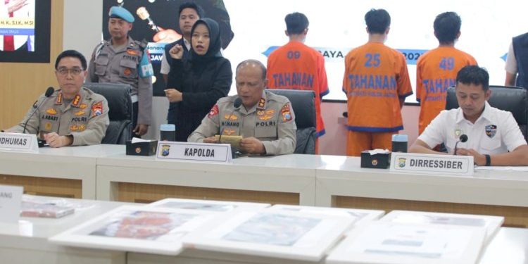 Polda Jatim Amankan Tiga Tersangka Pembuat dan Penyebar Video Hoax Gubernur