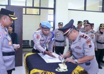 Kapolres Pekalongan Pimpin Upacara Serah Terima Jabatan Kasat Resnarkoba dan Kapolsek