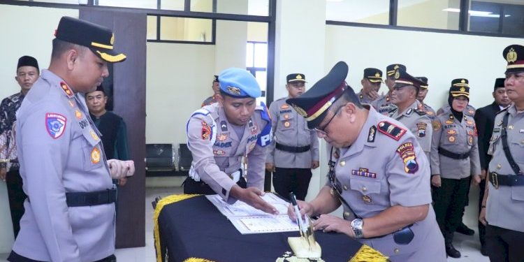 Kapolres Pekalongan Pimpin Upacara Serah Terima Jabatan Kasat Resnarkoba dan Kapolsek