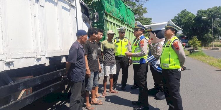Sosialisasi Over Dimensi dan Overload kepada Sopir Truk oleh Satlantas Polres Pekalongan