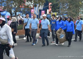 Wali Kota Dandim dan Wakapolres Depok Bersihkan Sampah di CFD Margonda
