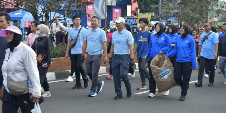 Wali Kota Dandim dan Wakapolres Depok Bersihkan Sampah di CFD Margonda