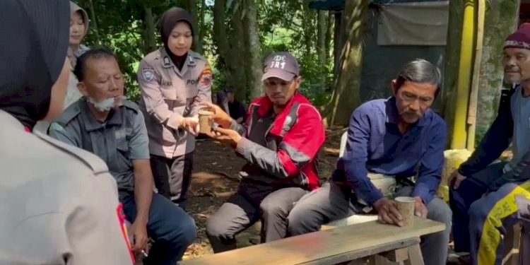 Menjalin Keakraban dengan Warga melalui Program Ngopi On The Spot oleh Kasat Binmas