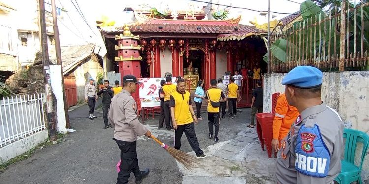 Peringatan HUT Bhayangkara ke-79 Polsek Metro Gambir Gelar Bakti Religi di Vihara Lo Cia Bio