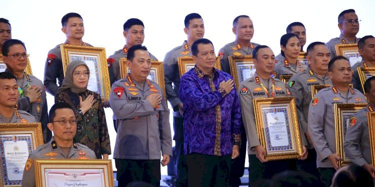 Apresiasi Menteri Rini untuk Divisi Humas Polri atas Penghargaan Zona Integritas