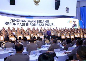Penghargaan Pembangunan Zona Integritas WBK dari Kapolri untuk Divisi Humas Polri