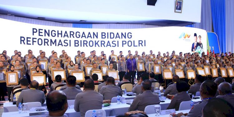 Penghargaan Pembangunan Zona Integritas WBK dari Kapolri untuk Divisi Humas Polri