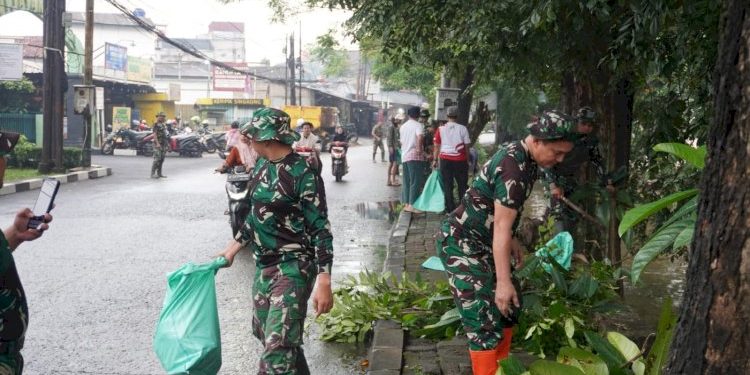 Karya Bakti Kodim 0508 Depok Antisipasi Banjir dan Penyakit di Kelurahan Mampang