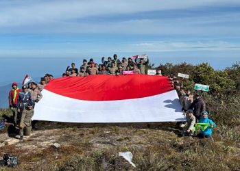 Ekspedisi Hari Bhayangkara Bentangkan Bendera Merah Putih di Puncak Gunung Leuser