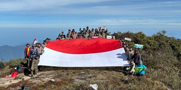 Ekspedisi Hari Bhayangkara Bentangkan Bendera Merah Putih di Puncak Gunung Leuser