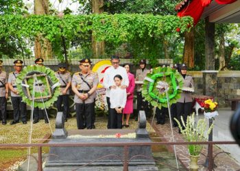Jelang Hari Bhayangkara, Kapolri Ziarah ke Makam BJ Habibie dan Hoegeng