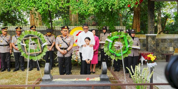 Jelang Hari Bhayangkara, Kapolri Ziarah ke Makam BJ Habibie dan Hoegeng