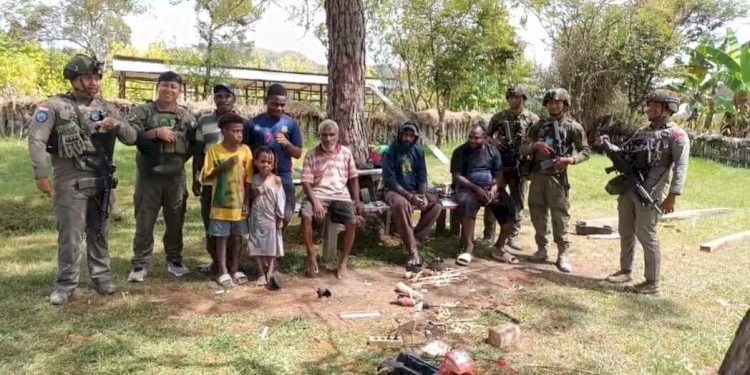 Patroli dan Pelayanan Kesehatan oleh Satgas Ops Damai di Distrik Siepkosi