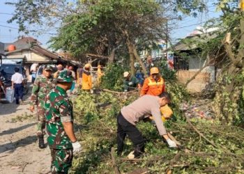 Polsek Cikarang Pusat dan Instansi Terkait Laksanakan Kerja Bakti Bersihkan Saluran Irigasi Hegarmukti
