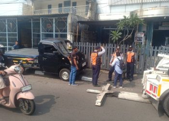 Dishub DKI Menindak Mobil Pick Up yang Parkir Sembarangan di Trotoar
