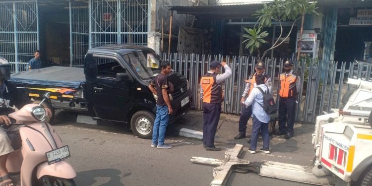 Dishub DKI Menindak Mobil Pick Up yang Parkir Sembarangan di Trotoar