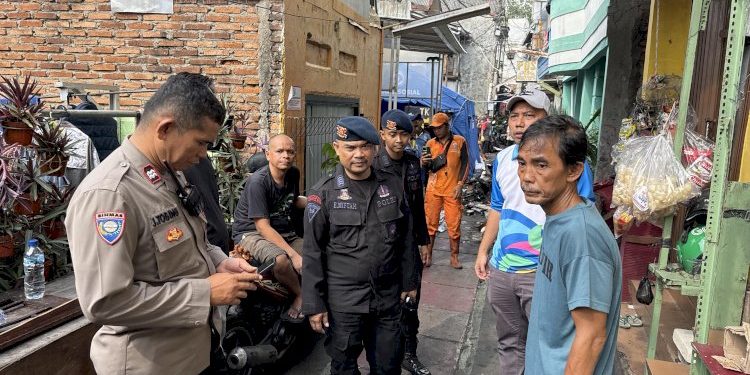 Kerja Bakti Brimob dan Warga Pasca Kebakaran di Kwitang