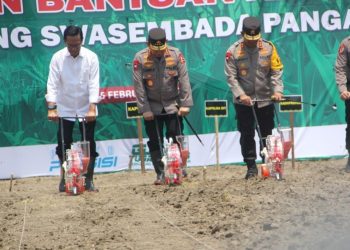 Kapolri dan Gubernur Yogyakarta Menanam Jagung Bersama Sri Sultan Hamengku Buwono X