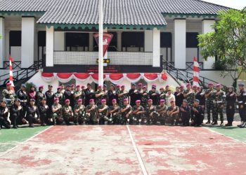 Satuan Brimob Polda Metro Jaya Terima Kejutan Dari TNI AL Korps Marinir dalam Sinergi TNI-Polri
