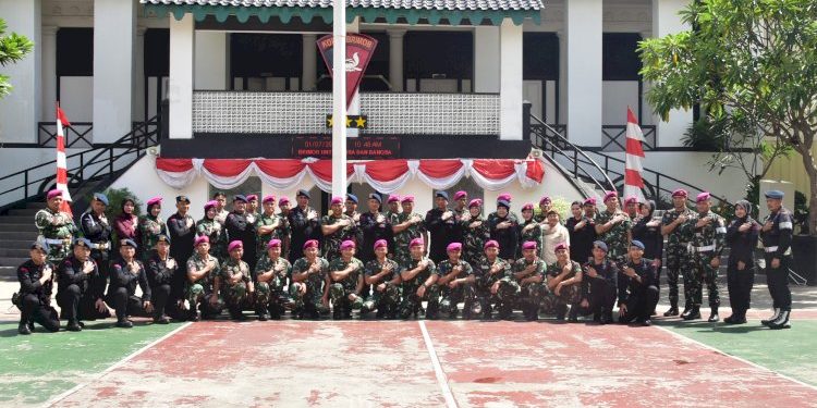 Satuan Brimob Polda Metro Jaya Terima Kejutan Dari TNI AL Korps Marinir dalam Sinergi TNI-Polri