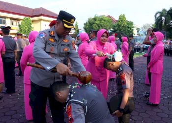 Siraman Meriah Sambut Kenaikan Pangkat 40 Anggota Polres Pekalongan