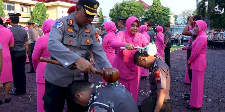 Siraman Meriah Sambut Kenaikan Pangkat 40 Anggota Polres Pekalongan