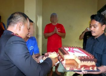 Kue Ulang Tahun Bhayangkara Ke-79 Dibagikan oleh AKBP Doni kepada Tahanan