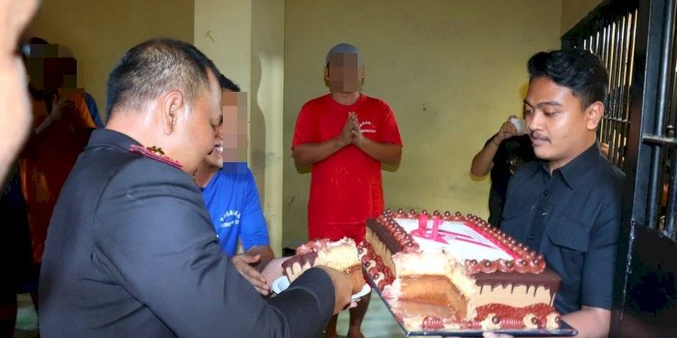 Kue Ulang Tahun Bhayangkara Ke-79 Dibagikan oleh AKBP Doni kepada Tahanan