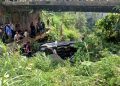 Evakuasi Mobil Terperosok ke Sungai oleh TNI-Polri dan Warga