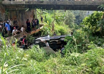 Evakuasi Mobil Terperosok ke Sungai oleh TNI-Polri dan Warga
