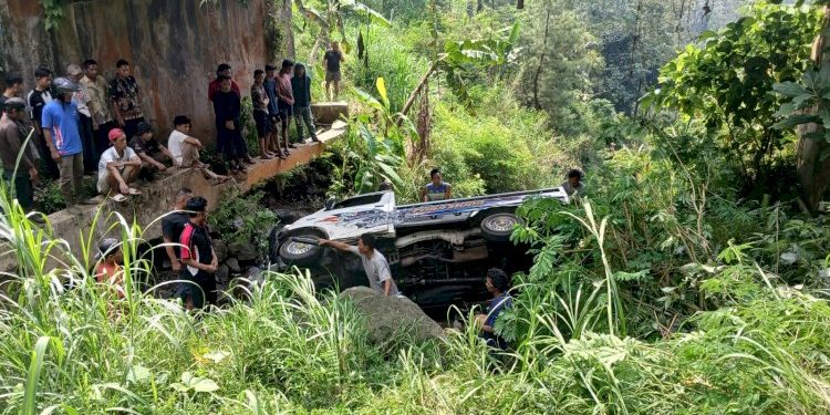 Evakuasi Mobil Terperosok ke Sungai oleh TNI-Polri dan Warga