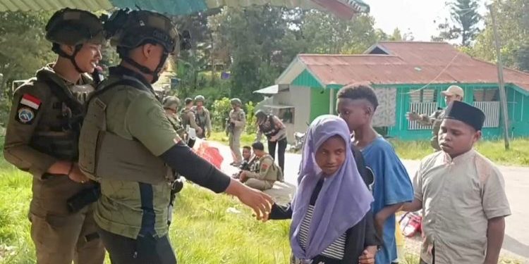 Operasi Damai Cartenz Kunjungi Kampung Walesi: Patroli Terpadu dan Tingkatkan Kepercayaan Masyarakat