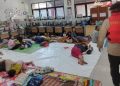 Kebon Pala Jaktim Terendam Banjir Sebesar 1,8 Meter Polisi Bantu Warga Mengungsi