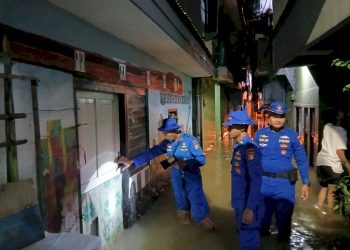 Tim SAR Polda Metro Jaya Tanggap Banjir Laksanakan Patroli dan Evakuasi Warga Jakarta Timur