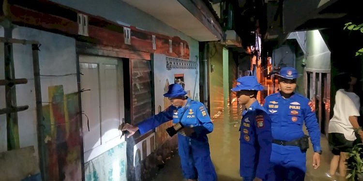 Tim SAR Polda Metro Jaya Tanggap Banjir Laksanakan Patroli dan Evakuasi Warga Jakarta Timur