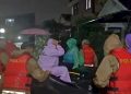 Evakuasi Puluhan Warga Terdampak Banjir di Gardenia Estate oleh Brimob Polda Metro Jaya