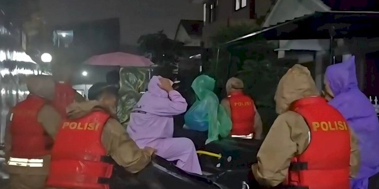 Evakuasi Puluhan Warga Terdampak Banjir di Gardenia Estate oleh Brimob Polda Metro Jaya