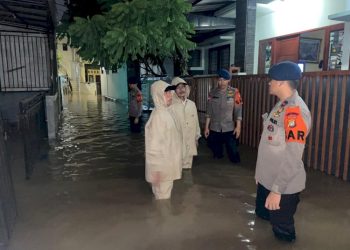 Patroli Siaga Banjir Brimob Polda Metro Jaya di Jati Padang dan Distribusi Bantuan Warga