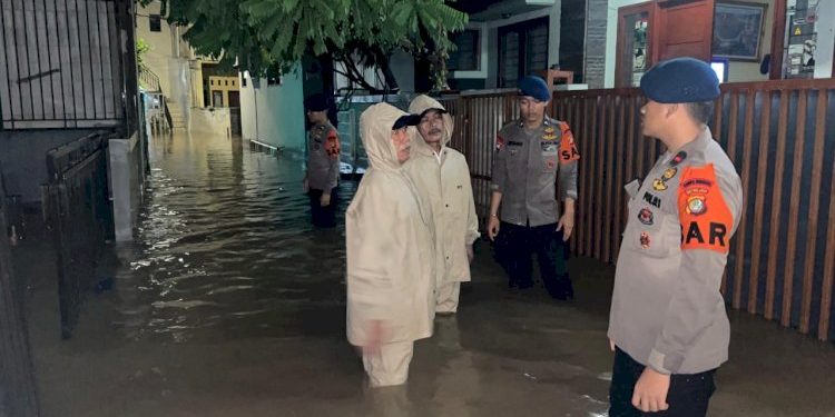 Patroli Siaga Banjir Brimob Polda Metro Jaya di Jati Padang dan Distribusi Bantuan Warga