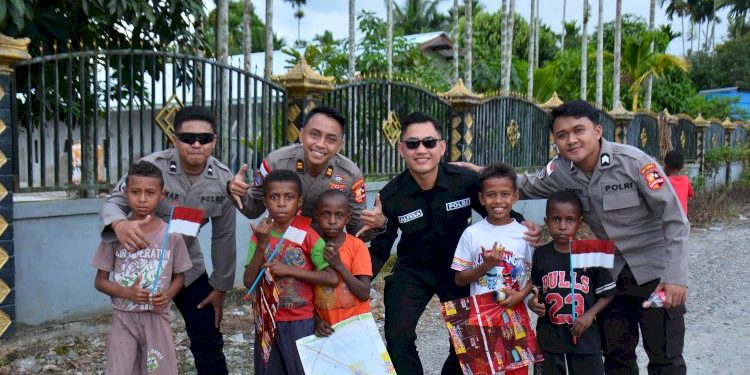 Satgas Ops Damai Cartenz Bagikan Keceriaan untuk Anak-anak di Mimika