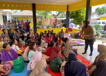 Polwan dan Tim Psikologi Gelar Trauma Healing Korban Banjir di Tambelang