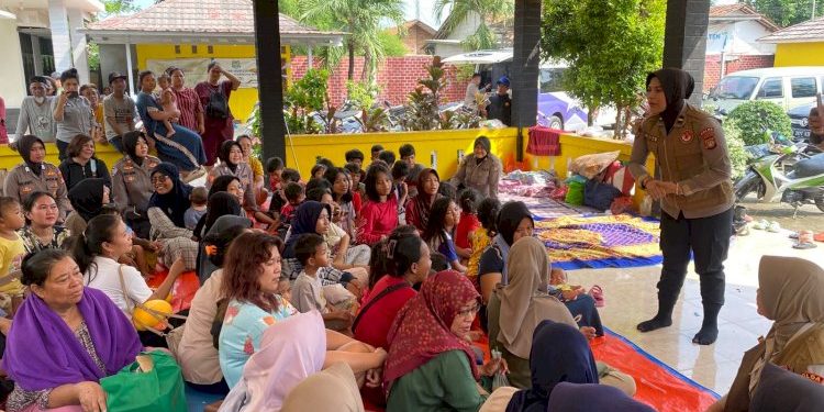 Polwan dan Tim Psikologi Gelar Trauma Healing Korban Banjir di Tambelang