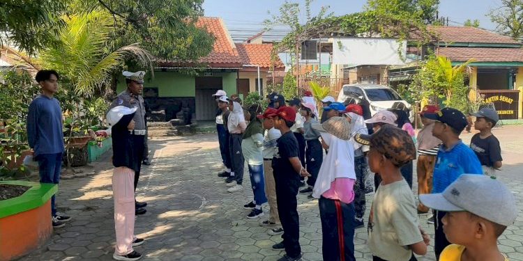 Pelatihan Polisi Cilik di SD Negeri 1 Pekuncen Wiradesa oleh Satlantas Polres Pekalongan