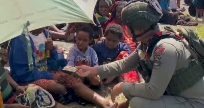 Satgas Operasi Damai Cartenz Kunjungi Warga Sinak untuk Ciptakan Keamanan dan Kehangatan