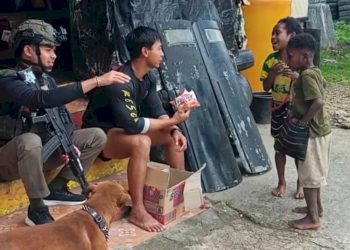 Satgas Ops Damai Cartenz Ajak Anak-anak Paniai Berbagi Keceriaan sebagai Wujud Kepedulian