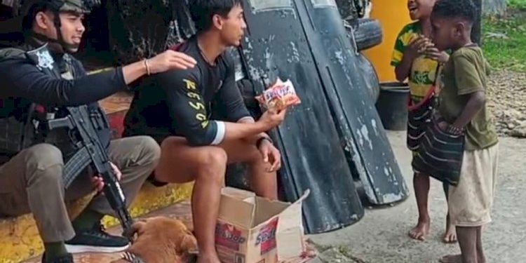 Satgas Ops Damai Cartenz Ajak Anak-anak Paniai Berbagi Keceriaan sebagai Wujud Kepedulian