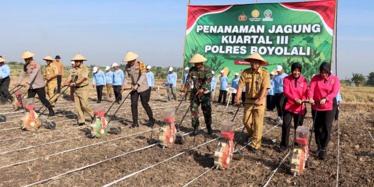 Kapolres Boyolali Pimpin Penanaman Jagung untuk Program Ketahanan Pangan Kuartal III