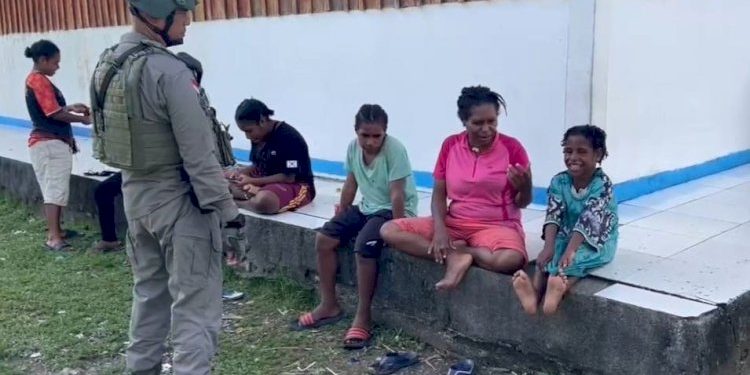 Patroli Humanis Satgas Ops Damai Cartenz di Yahukimo