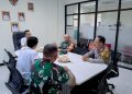 Bhabinkamtibmas Dampingi Danramil Saat Kunjungan ke Kantor Kelurahan Utan Panjang